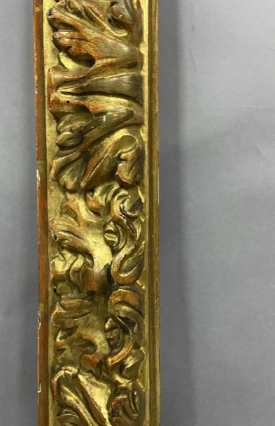 null Wooden frame, carved with an upside-down profile and gilded, with acanthus friezes...