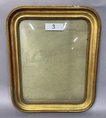 null Wooden frame and gilded paste with pearl grape decoration and rounded corners

Louis...