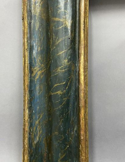 null Cadre en bois mouluré doré et rechampi bleu à profil renversé

Italie, XVIIème...