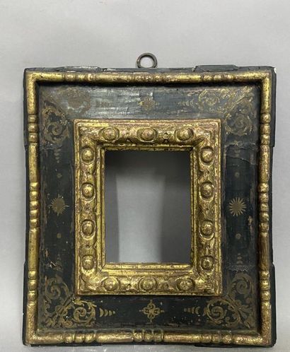 null Molded gilded wood frame with sgraffito decoration. 

Spain, XVI-XVIIth century

15...