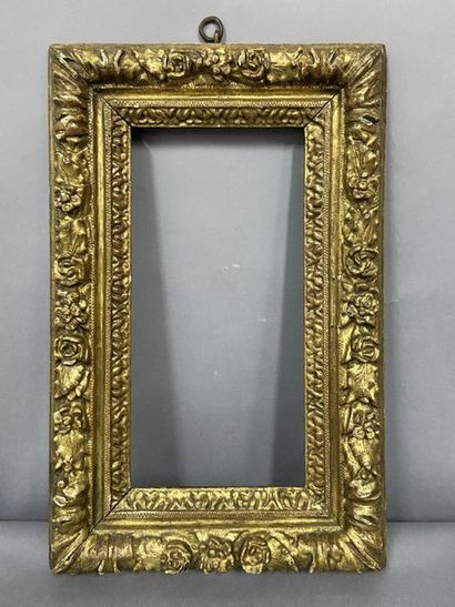 null Carved and gilded wooden frame with a frieze of laurel leaves

Louis XIII period

37.5...