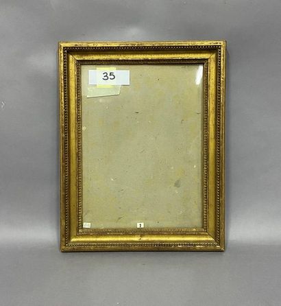 null Moulded and gilded wooden frame with heart and pearl raisin decoration

Louis...
