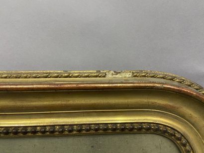 null Wooden frame and gilded paste with pearl grape decoration and rounded corners

Louis...