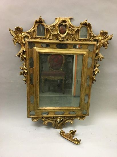 null *Carved and gilded wood mirror with ice reserve decoration. Base, pediment and...