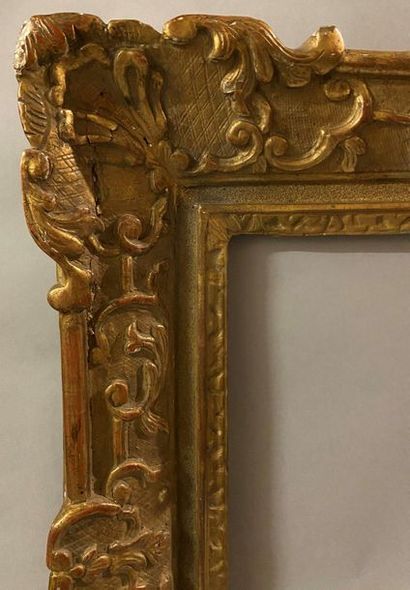 null *Cadre en chêne sculpté et doré à décor Bérain

France, époque Louis XIV 

81...