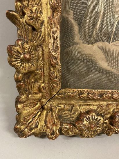 null Carved and gilded wooden frame, flower and fleur-de-lys corners, with its antique...