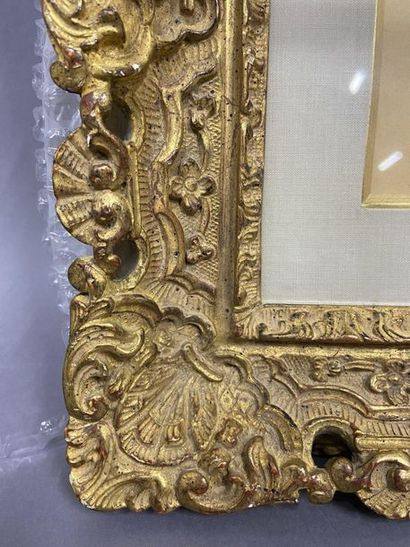 null Lot de deux cadres en bois et résine doré de style Louis XIV et Louis XV,

XXème...