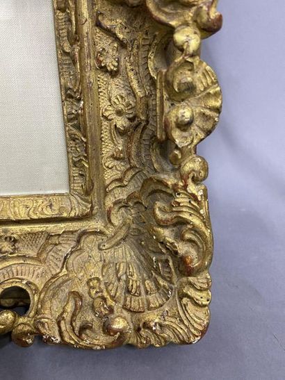 null Lot de deux cadres en bois et résine doré de style Louis XIV et Louis XV,

XXème...