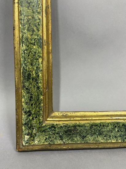 null Belle baguette en sapin mouluré, doré et rechampi faux marbre vert,

Italie...