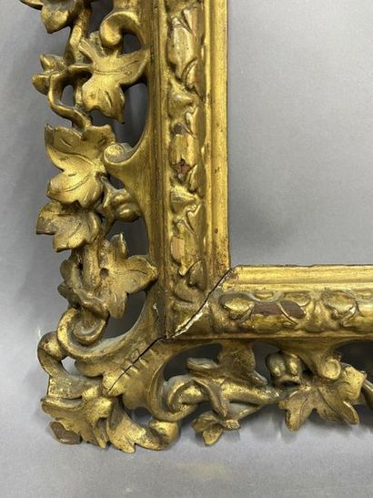 null Cadre en tilleul sculpté et doré à riche décor ajouré de feuillages 

Italie...