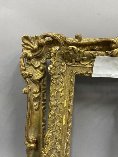 null Deux cadres en bois sculpté et doré de style Louis XIV et de style Louis XV

XXème...