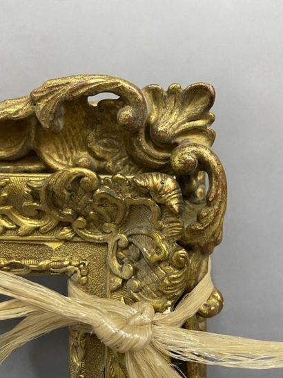 null Deux cadres en bois sculpté et doré de style Louis XIV et de style Louis XV

XXème...