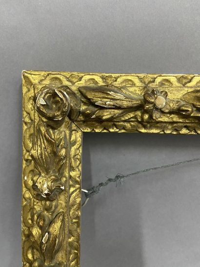 null Carved and gilded wooden frame with a frieze of flowers and foliage decoration

Italy...