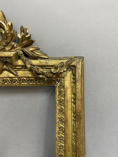 null Carved and gilded oak frame decorated with laurel scrolls and garlands in pediment

Louis...