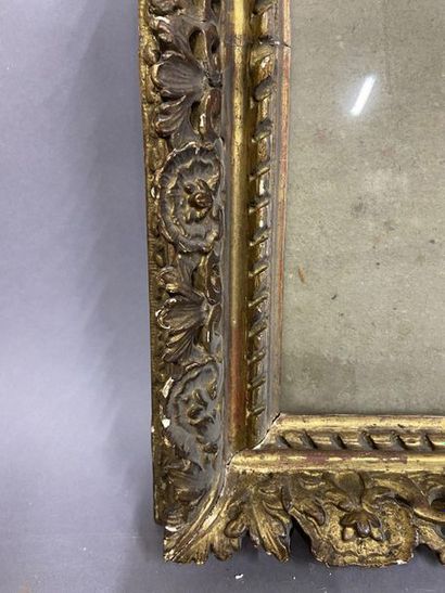 null Carved and gilded wood frame with openwork decoration of a leafy frieze

Louis...