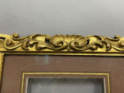 null Sculpted and gilded lindenwood frame with openwork baroque decoration

Italy,...