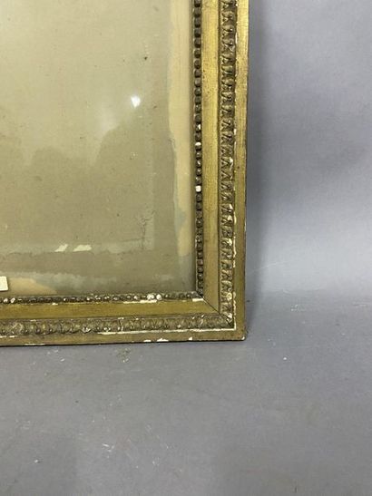 null Baguette en bois sculpté et doré de style Louis XVI

42 x 54 x 5 cm 