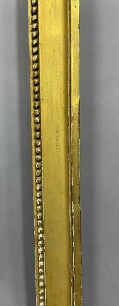 null Baguette en bois sculpté et doré à décor de rais de perles

Style Louis XVI

62,5...