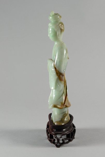 null CHINE 

Statuette de jeune femme debout en jadéite céladon et taches brunes,...