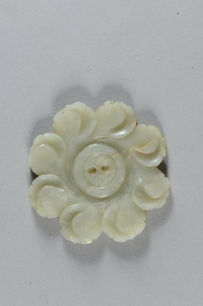 null CHINE - Epoque MING (1368 - 1644)

Médaillon polylobé en forme de fleur, les...