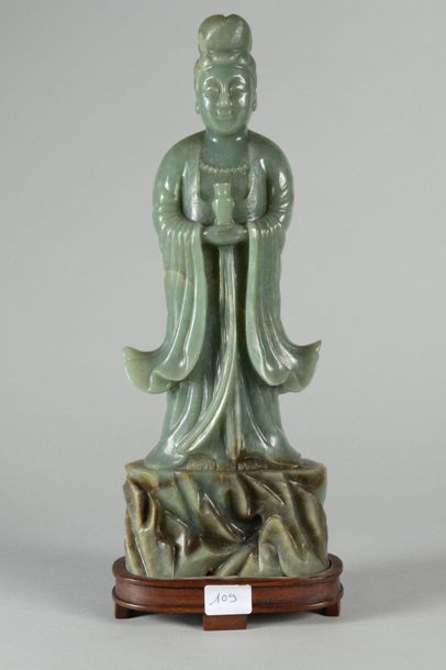null CHINE

Statuette de Guanyin en néphrite céladon, debout sur un rocher, tenant...