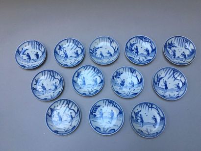 null CHINE
Suite de vingt soucoupes circulaires en porcelaine décorées en bleu sous...