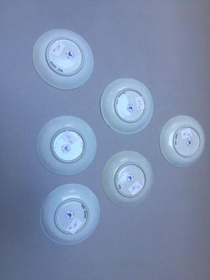 null CHINE
Suite de vingt soucoupes circulaires en porcelaine décorées en bleu sous...