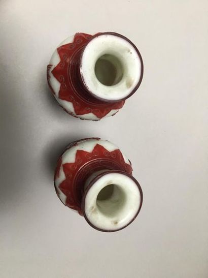 null CHINE -



Paire de vases en verre overlay rouge sur fond blanc opaque à décor...