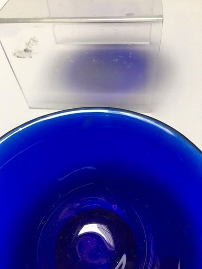 null CHINE 

Ensemble en verre bleu dit de "pékin" comprenant deux vasques rectangulaires...
