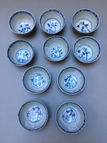 null CHINE 

Ensemble de quinze tasses et quinze soucoupes en porcelaine décorées...