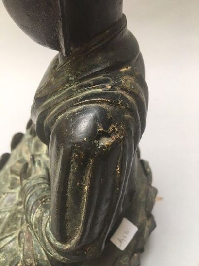 null CHINE. Figurine en bronze à patine brune et verte représentant le bouddha Amitayus...