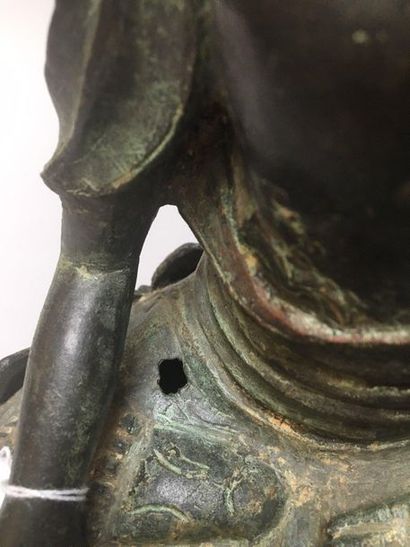 null CHINE. Figurine en bronze à patine brune et verte représentant le bouddha Amitayus...