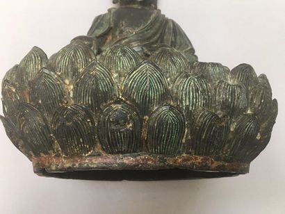 null CHINE. Figurine en bronze à patine brune et verte représentant le bouddha Amitayus...