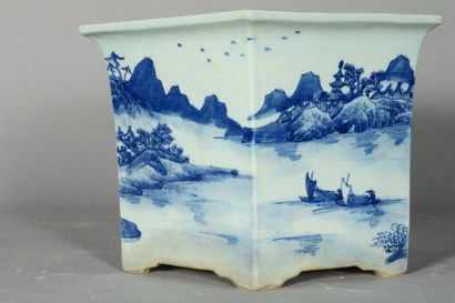 null CHINE

Cache-pot en porcelaine à pans coupés émaillée en bleu sous couverte...