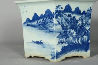 null CHINE

Cache-pot en porcelaine à pans coupés émaillée en bleu sous couverte...