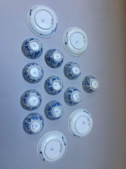 null CHINE
Ensemble de quinze tasses et quinze soucoupes en porcelaine décorées en...