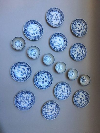 null CHINE
Ensemble de quinze tasses et quinze soucoupes en porcelaine décorées en...