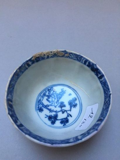 null CHINE
Ensemble de quinze tasses et quinze soucoupes en porcelaine décorées en...