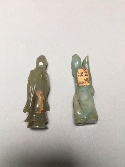 null CHINE 

Ensemble comprenant deux petites statuettes d'immortels en néphrite...