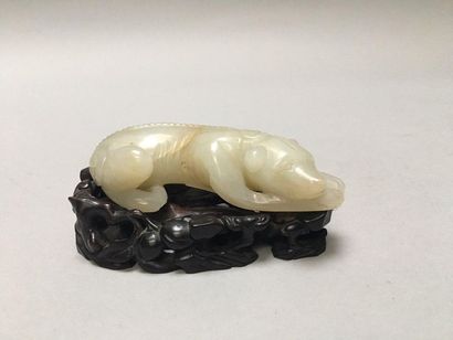 null CHINE

Statuette de lévrier couché en néphrite céladon clair, la tête posée...