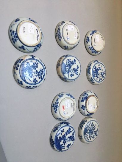 null CHINE
Suite de dix boites circulaires couvertes en porcelaine décorées en bleu...