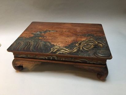 null JAPON
Table basse en bois à décor laqué en hira et taka maki-e de laque or et...
