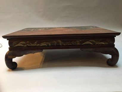null JAPON
Table basse en bois à décor laqué en hira et taka maki-e de laque or et...