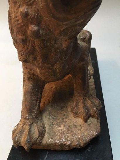 null CHINE
Statuette de lion rugissant en grès rose.
XVIIIe/XIXe siècle (Petit manque...