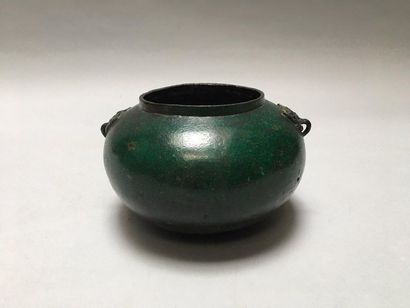 null CHINE
Pot rond en bronze à patine verte, les anses en forme de masques de taotie.
Style...