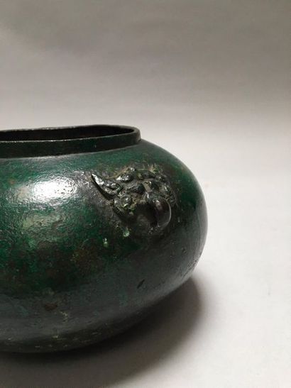 null CHINE
Pot rond en bronze à patine verte, les anses en forme de masques de taotie.
Style...