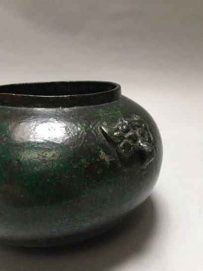 null CHINE
Pot rond en bronze à patine verte, les anses en forme de masques de taotie.
Style...