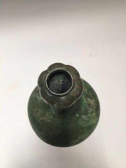 null CHINE
Vase de forme suantouping (gousse d'ail) à panse basse en bronze à patine...