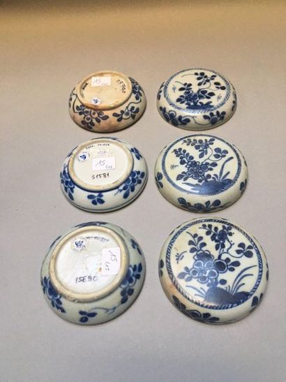 null CHINE
Suite de quinze boites circulaires couvertes en porcelaine décorées en...