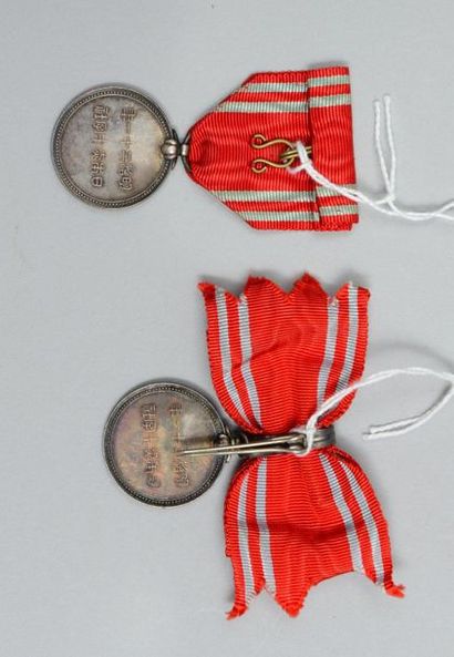 null 2 Médailles de la Croix-Rouge. (dont une pour femme).